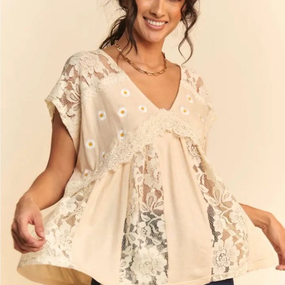 Davi & Dani Cream Lace Floral Blouse